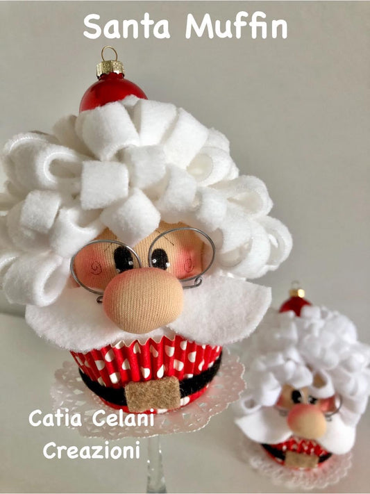 Due Santa Muffin appoggiati su un centrino, cartamodello gratuito di Catia Celani Creazioni